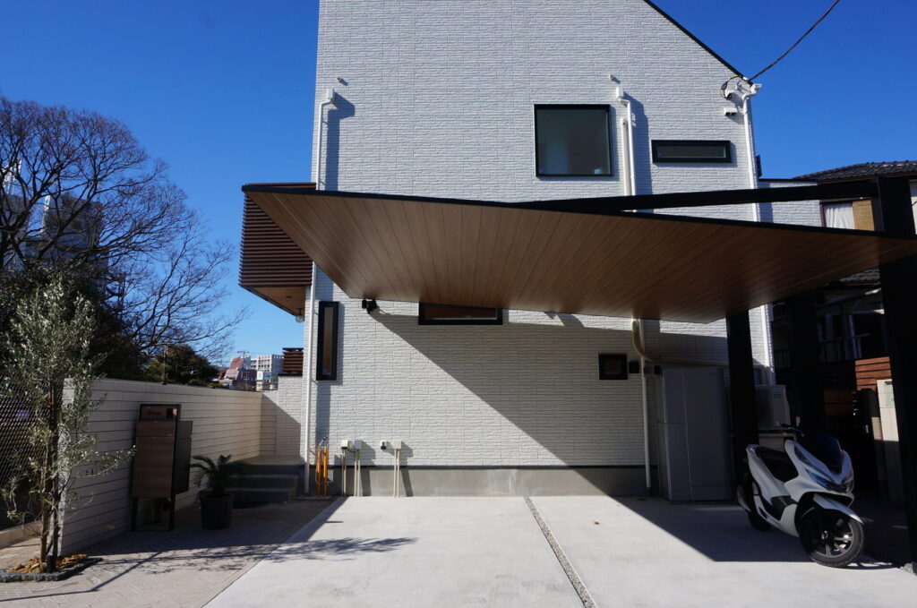 木目調のカーポートが主役　モダンなエクステリア施工例　