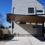 木目調のカーポートが主役　モダンなエクステリア施工例　